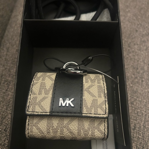 Michael Kors AirPods case - Picture 2 of 5